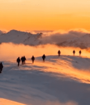 雪山徒步者日出时分登山景象782#横屏 