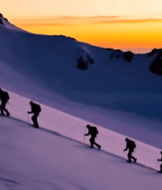 雪山徒步者日落时分攀登11293#横屏 