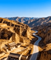 	 黄土高原村落与蜿蜒公路景观10981#横屏 