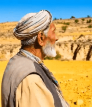 黄土高原老人眺望田园风光9741#横屏 