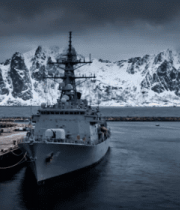 雪山下港口停泊的军舰3744#横屏 