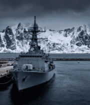 雪山下港口停泊的军舰3744#横屏 
