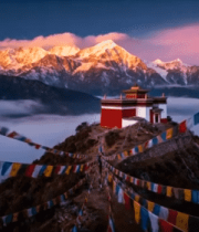 雪山下经幡飘动的藏式建筑153#横屏 