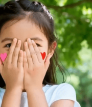 户外小女孩比心微笑画面4433#横屏 