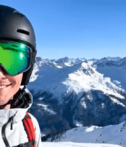 雪山前滑雪者自拍7560#横屏 