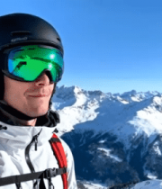 雪山前滑雪者自拍(1)13211#横屏 