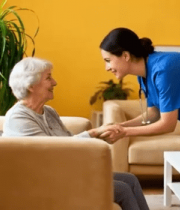 护士陪伴老人亲切互动3990#横屏 