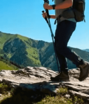 户外徒步者持杖登山场景8941#横屏 