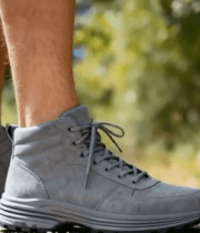 户外徒步者的鞋子特写7537#横屏 