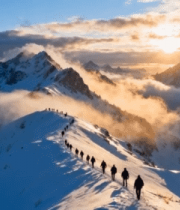 雪山登山者徒步队伍全景3783#横屏 