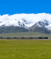 雪山草原间行驶的火车13378#横屏 