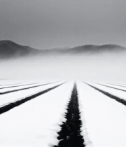 雪覆盖的田野与远山景观4769#横屏 