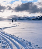 雪地中两人行走过的足迹7442#横屏 