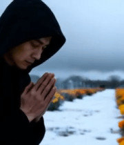 雪地墓地男子跪地祈祷7787#横屏 