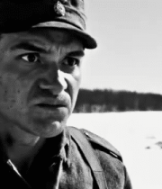 雪地中持枪行进的士兵3729#横屏 