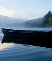 湖面上的小船与山间晨雾4181#横屏 