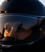 湖边佩戴摩托车头盔的人物特写12202#横屏 