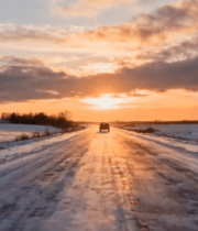 雪地公路上行驶的汽车8391#横屏 