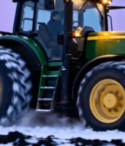 雪地里行驶的农用拖拉机9188#横屏 