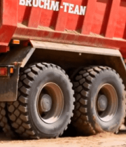 红色自卸卡车装载沙土3595#横屏 