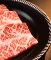 黑色盘中摆放的纹理牛肉8537#横屏 