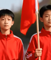 小学生持红旗站立校园2361#横屏 