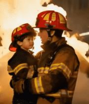 消防员与小孩穿消防服亲密相拥12948#横屏 