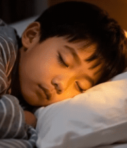 小男孩卧室睡觉素材9467#横屏 