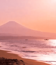 海滩日落时人群与富士山景观2620#横屏 