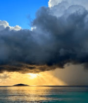海面乌云下的阳光岛屿景象12415#横屏 
