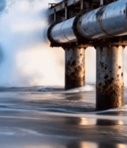 海浪拍打海边金属管道(1)13323#横屏 