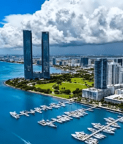 海滨城市高楼与码头全景49#横屏 