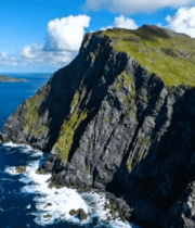 	 海岸边陡峭山峰俯瞰画面8354#横屏 