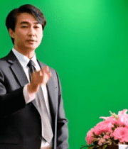 西装男子绿幕前指向前方3331#横屏 