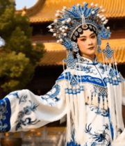 古建筑前京剧演员扮相表演6060#横屏 