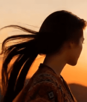 夕阳下长发女子侧面剪影1980#横屏 