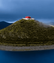 西藏羊湖湖心山丘与红顶建筑5896#横屏 