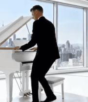 西装男士走过带钢琴的现代客厅13534#横屏 