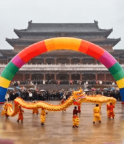 古建筑前人群观看舞龙表演11604#横屏 