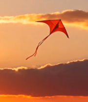 夕阳下天空中飞翔的红色风筝413#横屏 