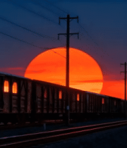 夕阳下铁轨上的货运列车8019#横屏 