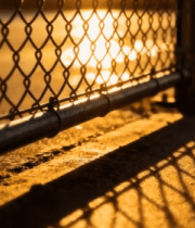 夕阳下铁丝网及地面光影素材6934#横屏 