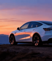 夕阳下新能源汽车停在山间13820#横屏 