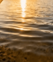 夕阳下水面与岸边石墩景观2477#横屏 