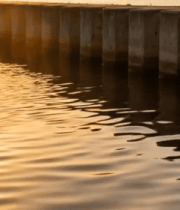 夕阳下水面与石堤的景象2358#横屏 