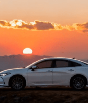 夕阳下山顶的白色轿车3456#横屏 