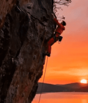 夕阳下攀岩者攀登悬崖画面2609#横屏 