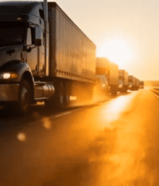 公路上行驶的货运卡车8196#横屏 