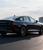 公路上行驶的黑色轿车2412#横屏 