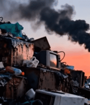 夕阳下垃圾堆积与工厂冒烟场景9665#横屏 